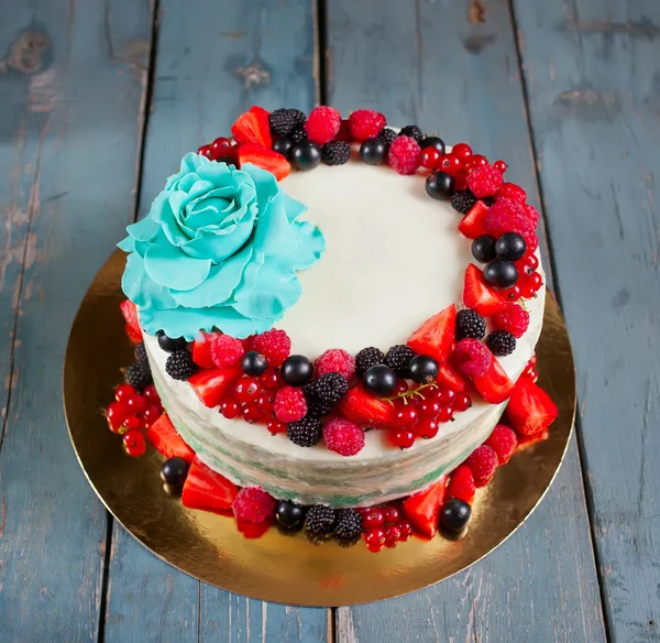 Pastel con bayas frescas y flor de goma de mascar — Foto de Stock