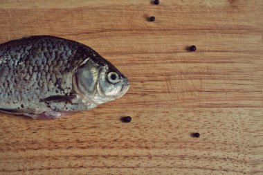 Ahşap arka plan üzerinde tek balık