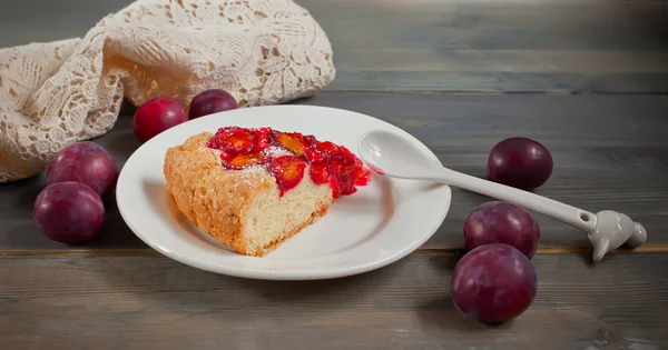 Piece of cake with organic plums — Stock Photo, Image