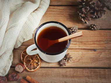 Ahşap masa üzerinde çay fincan sıcak