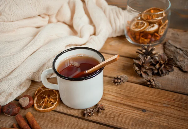 Taza de té caliente en la mesa de madera — Foto de Stock