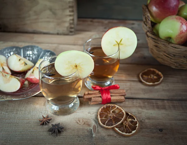 Boissons d'automne avec des épices sur la table en bois — Photo