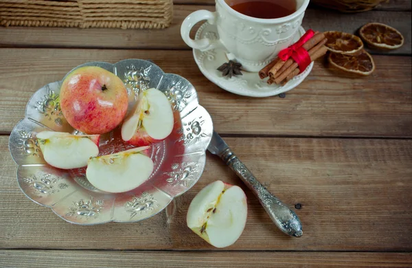 Яблука на тарілці — стокове фото