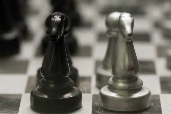 Piezas de ajedrez de madera clara y oscura sobre mesa de ajedrez . —  Fotos de Stock