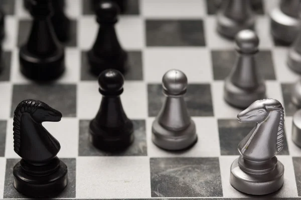 Piezas de ajedrez de madera clara y oscura sobre mesa de ajedrez . —  Fotos de Stock