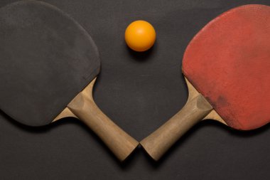 Eski pingpong kürekler ve topu.