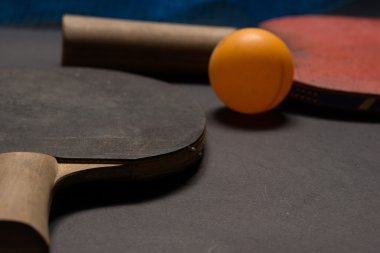 Eski pingpong kürekler ve topu.