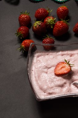 Çilek güler yüzlü fotoğrafı.