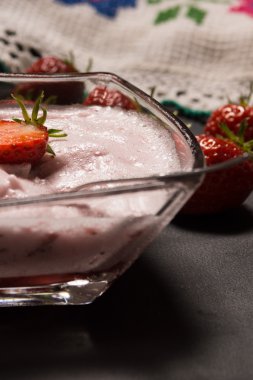 Çilek güler yüzlü fotoğrafı.