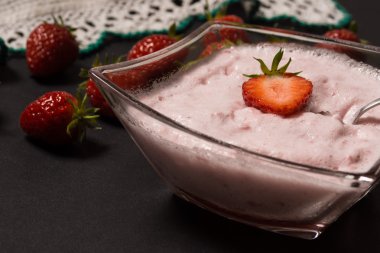 Çilek güler yüzlü fotoğrafı.