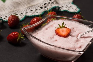 Çilek güler yüzlü fotoğrafı.