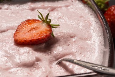 Çilek güler yüzlü fotoğrafı.