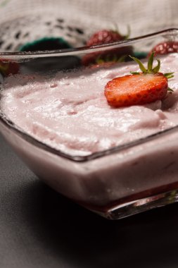 Çilek güler yüzlü fotoğrafı.