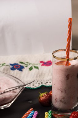 Çilek güler yüzlü fotoğrafı.