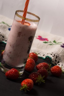 Çilek güler yüzlü fotoğrafı.