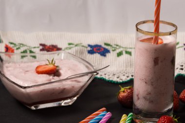 Çilek güler yüzlü fotoğrafı.