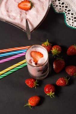 Çilek güler yüzlü fotoğrafı.