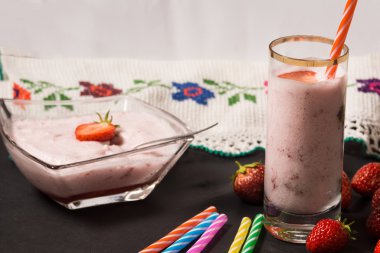 Çilek güler yüzlü fotoğrafı.