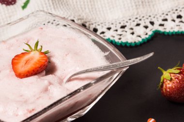 Çilek güler yüzlü fotoğrafı.