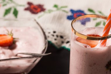 Çilek güler yüzlü fotoğrafı.