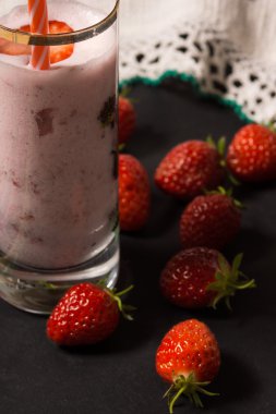 Çilek güler yüzlü fotoğrafı.