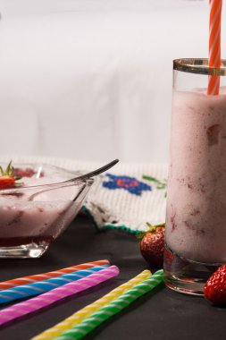 Çilek güler yüzlü fotoğrafı.