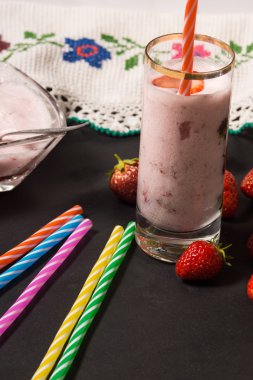 Çilek güler yüzlü fotoğrafı.