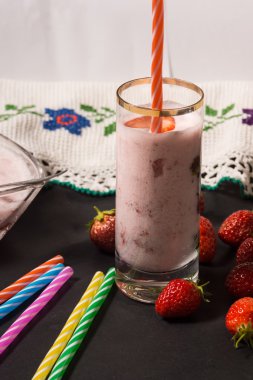 Çilek güler yüzlü fotoğrafı.