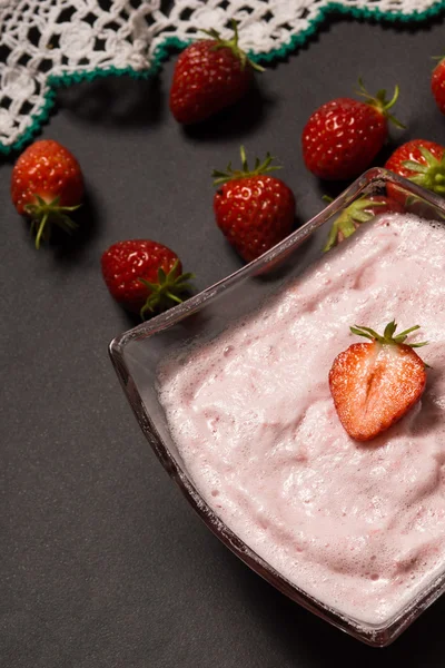 Çilek güler yüzlü fotoğrafı.