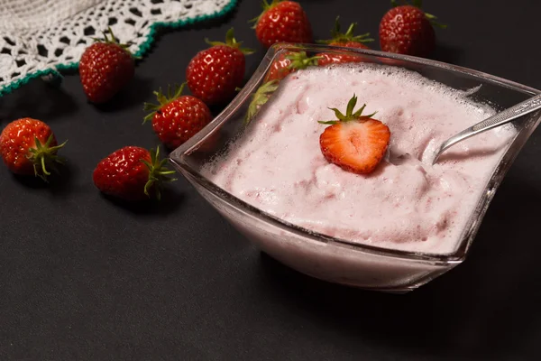 Çilek güler yüzlü fotoğrafı.