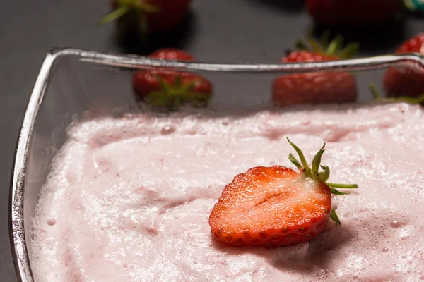 Çilek güler yüzlü fotoğrafı.