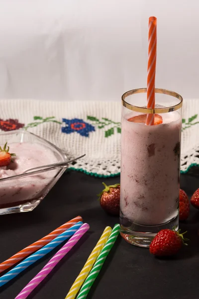 Çilek güler yüzlü fotoğrafı.