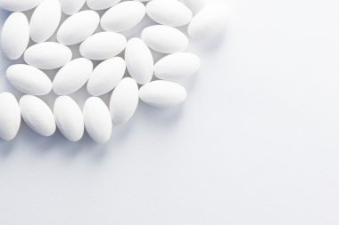 Tıbbi tedavi veya pahrmaceutical gösteren birden çok hap ind