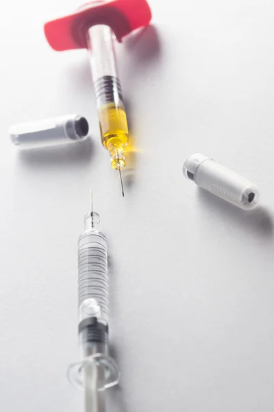Transparente Spritze für Behandlung und Pharmaindustrie. — Stockfoto