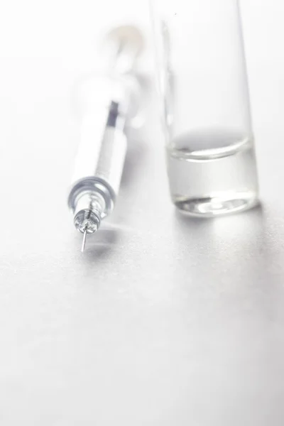Jeringa transparente para el tratamiento y la industria farmacéutica . — Foto de Stock
