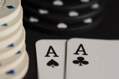 Poker kartları ve cips kavramı.