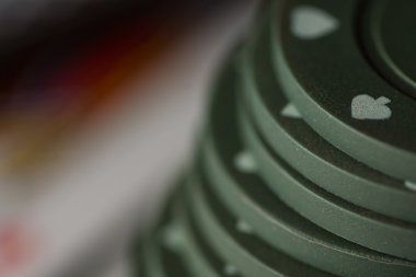 Poker kartları ve cips kavramı.