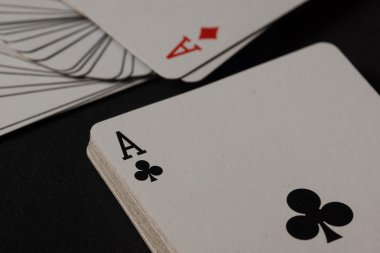 Poker kartları ve cips kavramı.