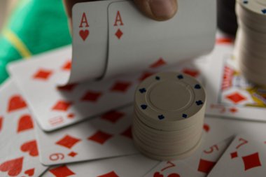 Poker kartları ve cips kavramı.