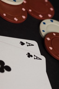 Poker kartları ve cips kavramı.