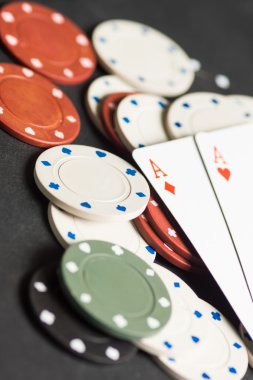 Poker kartları ve cips kavramı.