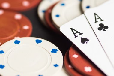 Poker kartları ve cips kavramı.