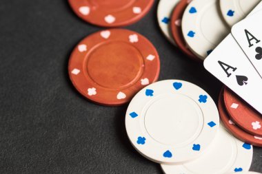 Poker kartları ve cips kavramı.