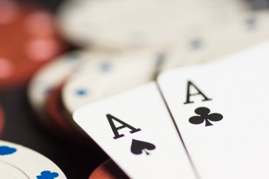 Poker kartları ve cips kavramı.