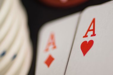 Poker kartları ve cips kavramı.