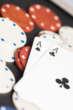 Poker kartları ve cips kavramı.