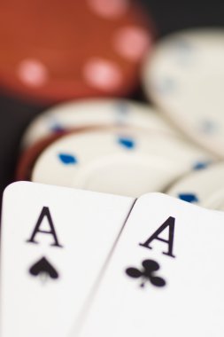 Poker kartları ve cips kavramı.