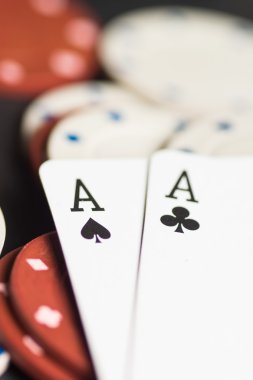 Poker kartları ve cips kavramı.