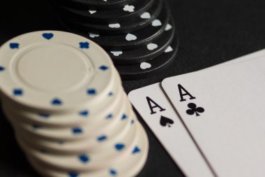 Poker kartları ve cips kavramı.