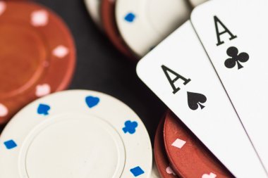 Poker kartları ve cips kavramı.